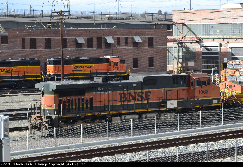 Mismatch Star - BNSF 1063